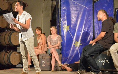 La Cooperativa La Viña de la Font de la Figuera acogió la Sesión de Teatro y Poesía Europea del Festival de Dins y ofreció una cata de sus mejores vinos
