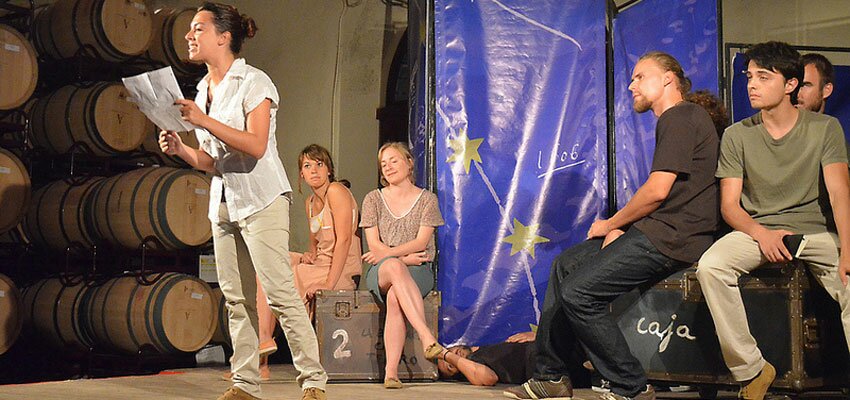 La Cooperativa La Viña de la Font de la Figuera acogió la Sesión de Teatro y Poesía Europea del Festival de Dins y ofreció una cata de sus mejores vinos La Cooperativa La Viña de la Font de la Figuera acogió la Sesión de Teatro y Poesía Europea del Festival de Dins y ofreció una cata de sus mejores vinos