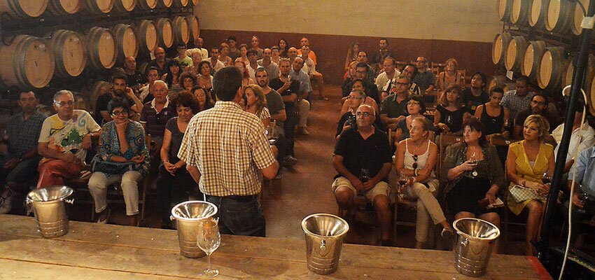 La Cooperativa La Viña de la Font de la Figuera acogió la Sesión de Teatro y Poesía Europea del Festival de Dins y ofreció una cata de sus mejores vinos