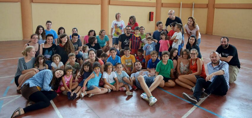 Alumnos, monitores, actores de Escena Erasmus y alcaldes y concejales de Faura después de la comida