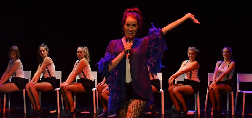 Convocatòria a Premsa: L’Europa de l’austeritat escenificada a través del picardiós i desencantat cabaret d’11 actors d’Escena Erasmus Convocatòria a Premsa: L’Europa de l’austeritat escenificada a través del picardiós i desencantat cabaret d’11 actors d’Escena Erasmus