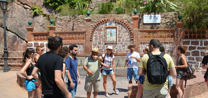 Gátova abrió la gira de «Las Pequeñas Europas 2015» con el estreno de nuestro nuevo espectáculo «Europa, Cabaret del Desencant» Gátova abrió la gira de «Las Pequeñas Europas 2015» con el estreno de nuestro nuevo espectáculo «Europa, Cabaret del Desencant»