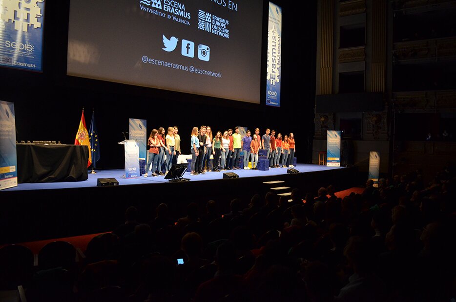 Escena Erasmus pone en pie al Teatro Real de Madrid y presenta su nuevo espectáculo Escena Erasmus pone en pie al Teatro Real de Madrid y presenta su nuevo espectáculo